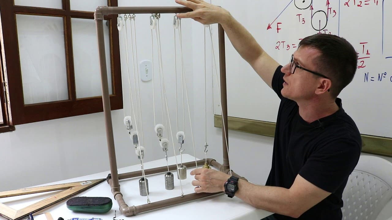 Thumbnail: EXPERIMENTO - O que são POLIAS ou ROLDANAS fixas e móveis? Talha exponencial - Prof  Marcelo Boaro