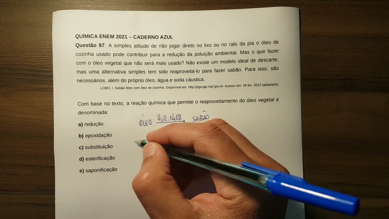 Thumbnail: Química ENEM 2021 Questão 97 - simples atitude de não jogar direto no lixo ou no ralo da pia o óleo